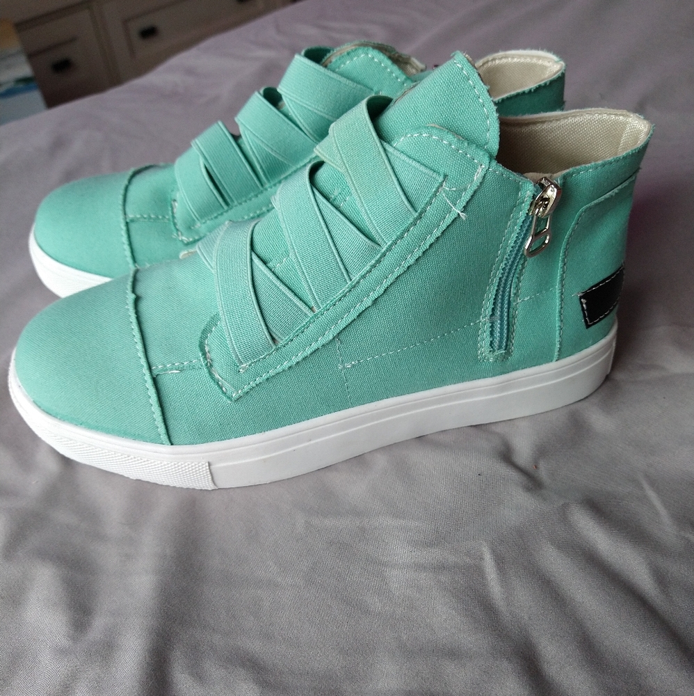 Mint side zip high tops sz 7